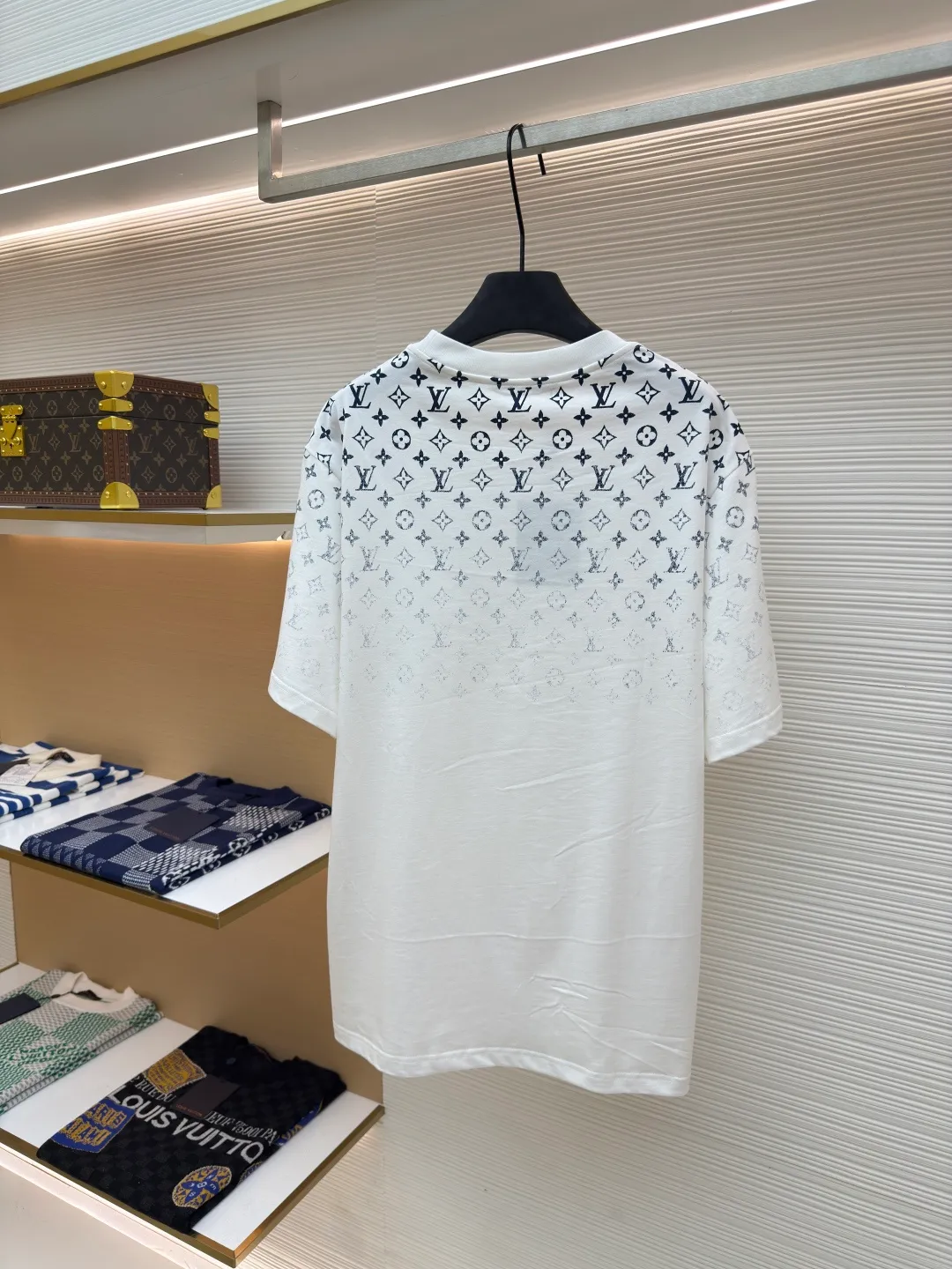 LOUIS VUITTON gradient presbyopic T-shirt ●Authentic product: purchased and developed by 8450 ●Item number: 1680208-A10 ●Fabric: refined sulfur cotton fabric ●Technology: printing production ●Version: fitted version ●Weight: about 305 grams ●Size: XS-S-M-L ●Description: The fabric is made of 32s double-ply combed cotton compact siro-spun yarn, matched with 1*1 flat knitted cotton thread. The entire garment's front and rear panels, left and right sleeves, are printed with Kornit white ink digital direct injection. The first draft is made based on the Y-plate scanned pattern, and the clarity of the first draft is corrected by hand to ensure that the printed flower pieces have a gradient and orderly visual effect. The overall wiring is straight and delicate, the fabric is comfortable and soft, and the color is consistent without color difference. It can be matched with the same style to create a fashionable look and control various occasions. Customized accessories, complete with three standards, same style for men and women!